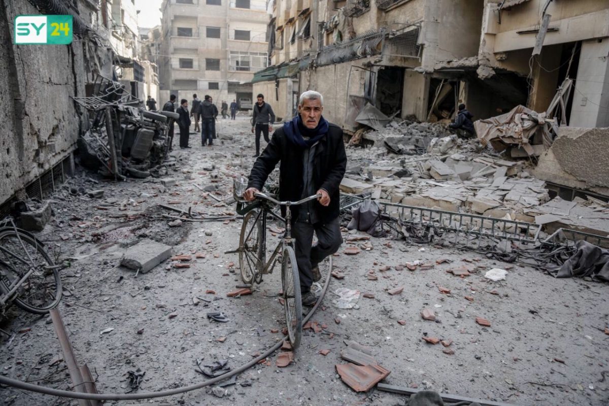 قال "مركز الغوطة الشرقية"، إن "عدد الضحايا من المدنيين بلغ 140 قتيلاً